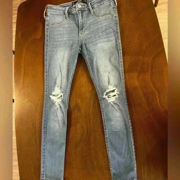 HOLLISTER ― 5 SHORT ― MID-RISE JEAN LEGGING Distressed Light Wash Jeans - Picture 5 of 13